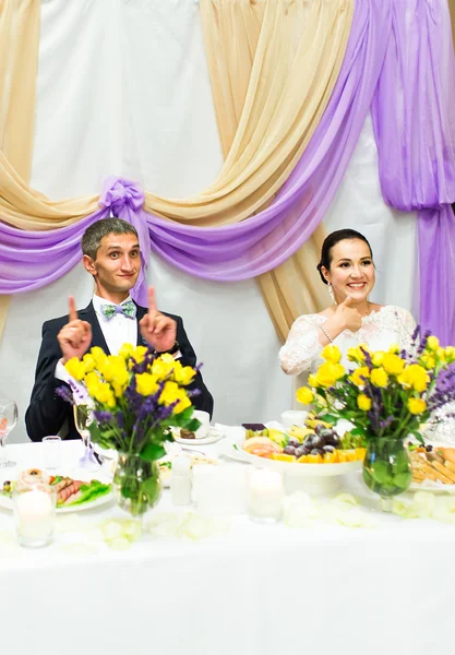 Bruden och brudgummen njuta måltid på bröllop mottagning — Stockfoto