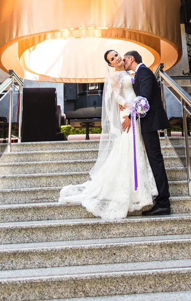 Noivo bonito beijando noiva no pescoço — Fotografia de Stock