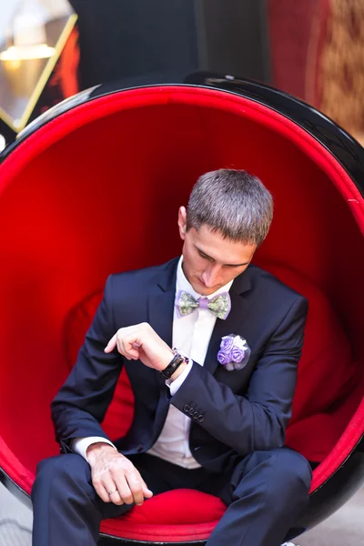 신랑은 결혼식 날에 그의 시계를 보고 — 스톡 사진