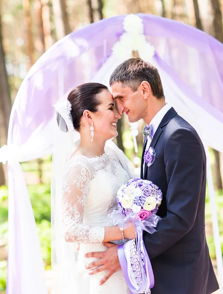 Novia y novio bajo Archway — Foto de Stock