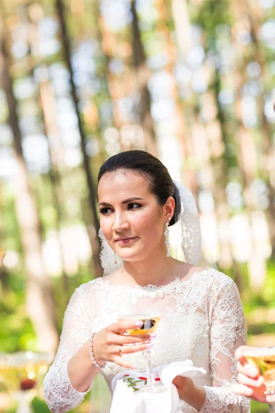 Champagner in der Hand der Braut — Stockfoto
