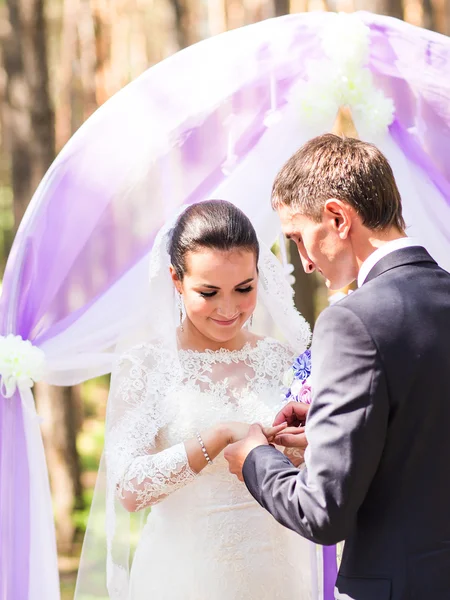 Elegancia vőlegény menyasszonya Karikagyűrű elhelyezés. Az esküvői szertartás — Stock Fotó