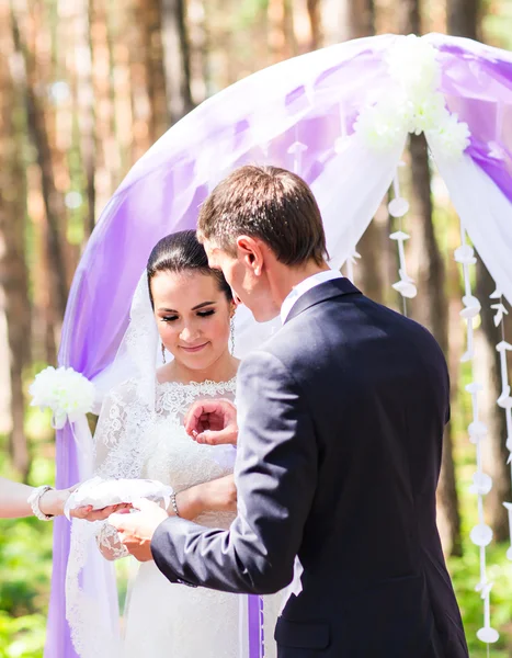 Elegancia vőlegény menyasszonya Karikagyűrű elhelyezés. Az esküvői szertartás — Stock Fotó