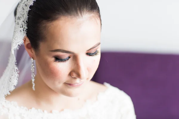 Closeup portrait of young gorgeous bride — Stock Photo, Image