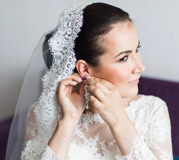 Conceito de beleza e joalharia - mulher vestindo brincos de diamantes brilhantes — Fotografia de Stock