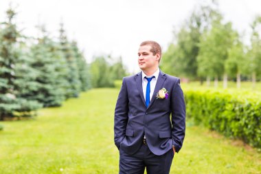 Takım niteliğine damat. Erkek portre açık havada. Yakışıklı adam açık havada