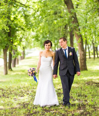 Gelin ve damat parkta