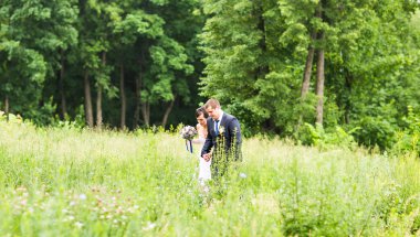 Mutlu gelin ve damat düğün günlerinde