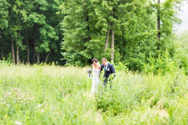 Mutlu gelin ve damat düğün günlerinde