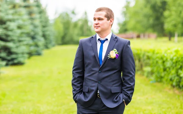 Groom in suit on the nature. Male portrait outdoors. Handsome guy outdoors — Stock Photo, Image