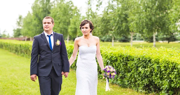 Bride and groom in the park — Stock Photo, Image