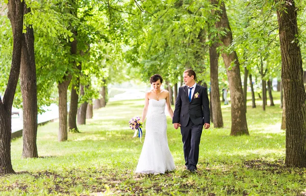 Mariée et marié dans le parc — Photo