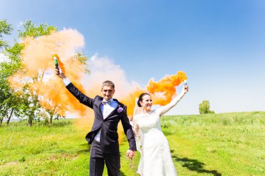 Evlilik çift renk ile yaz parkta duman