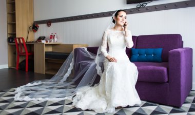 güzel gelin ile hareket eden telefon. Sevgi ve faiz kavramı. Yeni evli