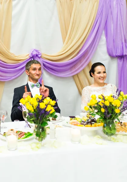 Bruden och brudgummen njuta måltid på bröllop mottagning — Stockfoto