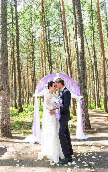 Paar heiratet bei einer Trauung im Freien, — Stockfoto