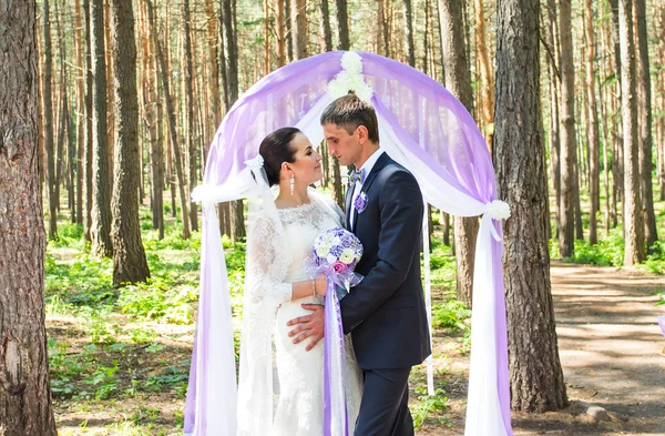 Par gifta på ett utomhus bröllopsceremoni, — Stockfoto