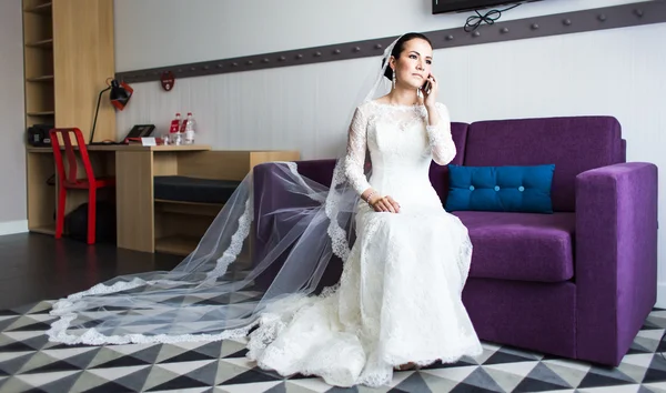 güzel gelin ile hareket eden telefon. Sevgi ve faiz kavramı. Yeni evli