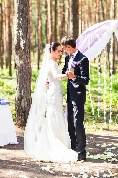 Novia y novio bailando, ceremonia de boda al aire libre — Foto de Stock