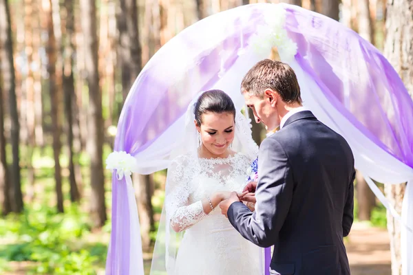 Элегантный жених надевает обручальное кольцо своей невесты. Свадебные церемонии — стоковое фото
