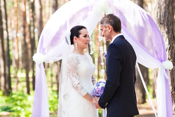 Paar heiratet bei einer Trauung im Freien, — Stockfoto