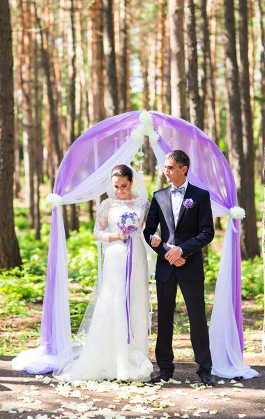 Par gifta på ett utomhus bröllopsceremoni, — Stockfoto