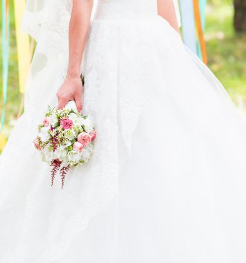 Gelinlerin elinde güzel bir buket.