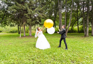 damat ve gelin Balonlu açık havada