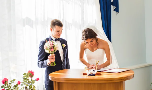 Így az aláírások esküvői pár — Stock Fotó