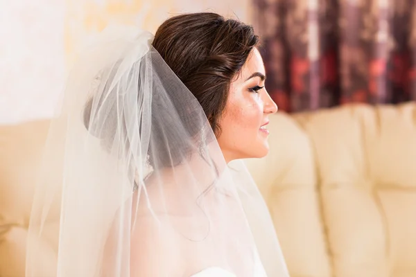 Close-up portret van jonge prachtige bruid — Stockfoto