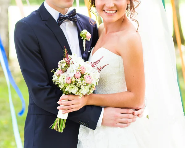 Bouquet de casamento agradável na mão noivas — Fotografia de Stock