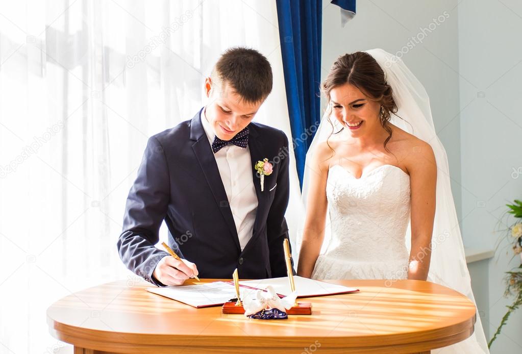 Wedding couple leaving their signatures