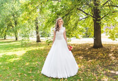 Açık havada bir parkta güzel gelin.