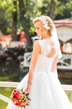 Açık havada bir parkta güzel gelin.