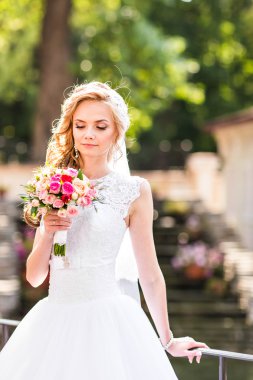 Açık havada bir parkta güzel gelin.