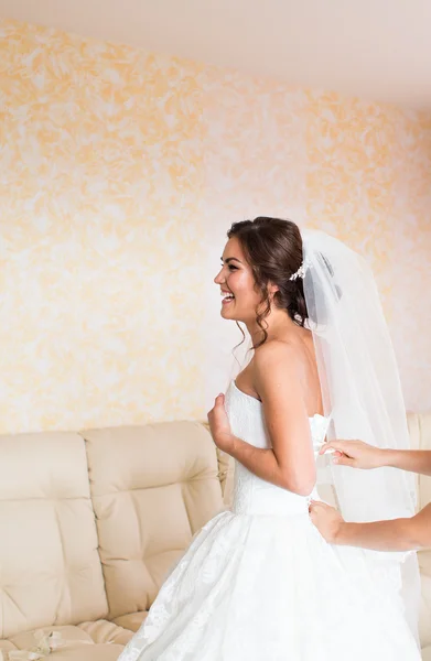 Preparación del vestido de novia para la boda — Foto de Stock