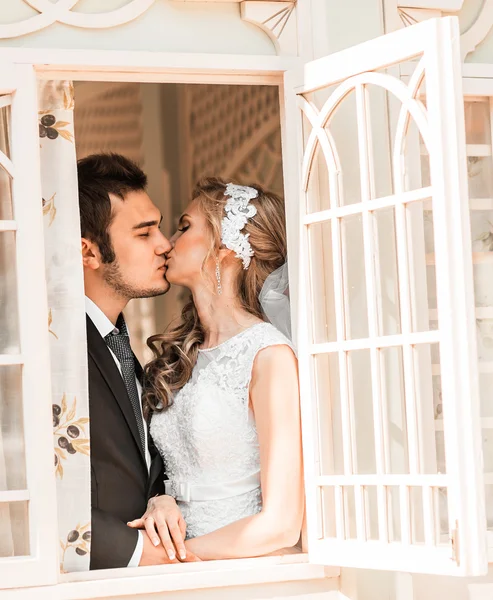 Boda, hermosa novia romántica y novio besos — Foto de Stock