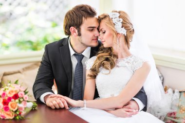 Sadece evli çift kucakladı