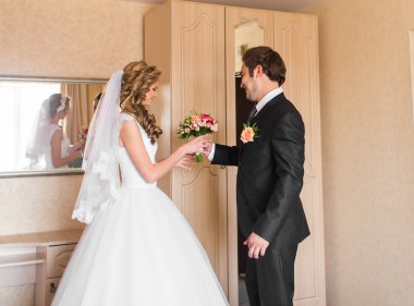 damat gelini vererek buket