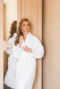 Beyaz bornoz gelini. Düğün hazırlıkları.