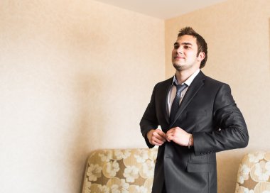 cekette koyarak sakallı yakışıklı adam