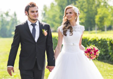 romantik Düğün çifti birlikte eğleniyor doğada açık