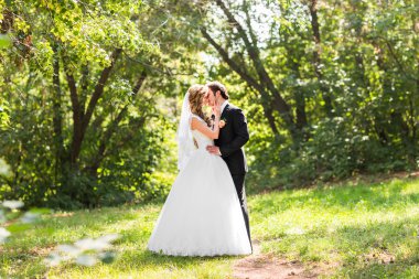 Sadece evli çift kucakladı