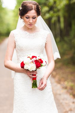 Güzel düğün buketi Gelinin ellerinde