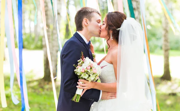 Noiva e noivo no dia do casamento andando ao ar livre na natureza primavera . — Fotografia de Stock