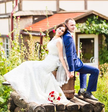 Gelin ve damat onların düğün günü romantik bir an olması