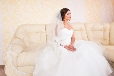 İç kanepede oturan güzel gelin