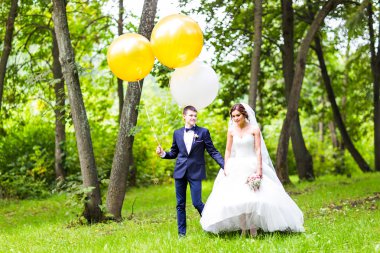 damat ve gelin Balonlu açık havada