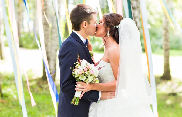 Noiva e noivo no dia do casamento andando ao ar livre na natureza primavera . — Fotografia de Stock