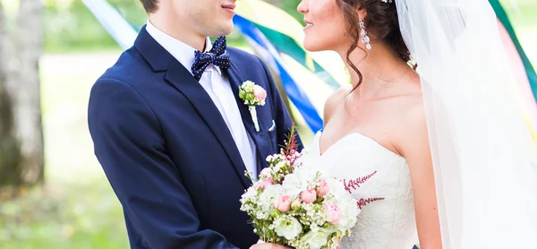 Bouquet de casamento agradável na mão noivas — Fotografia de Stock